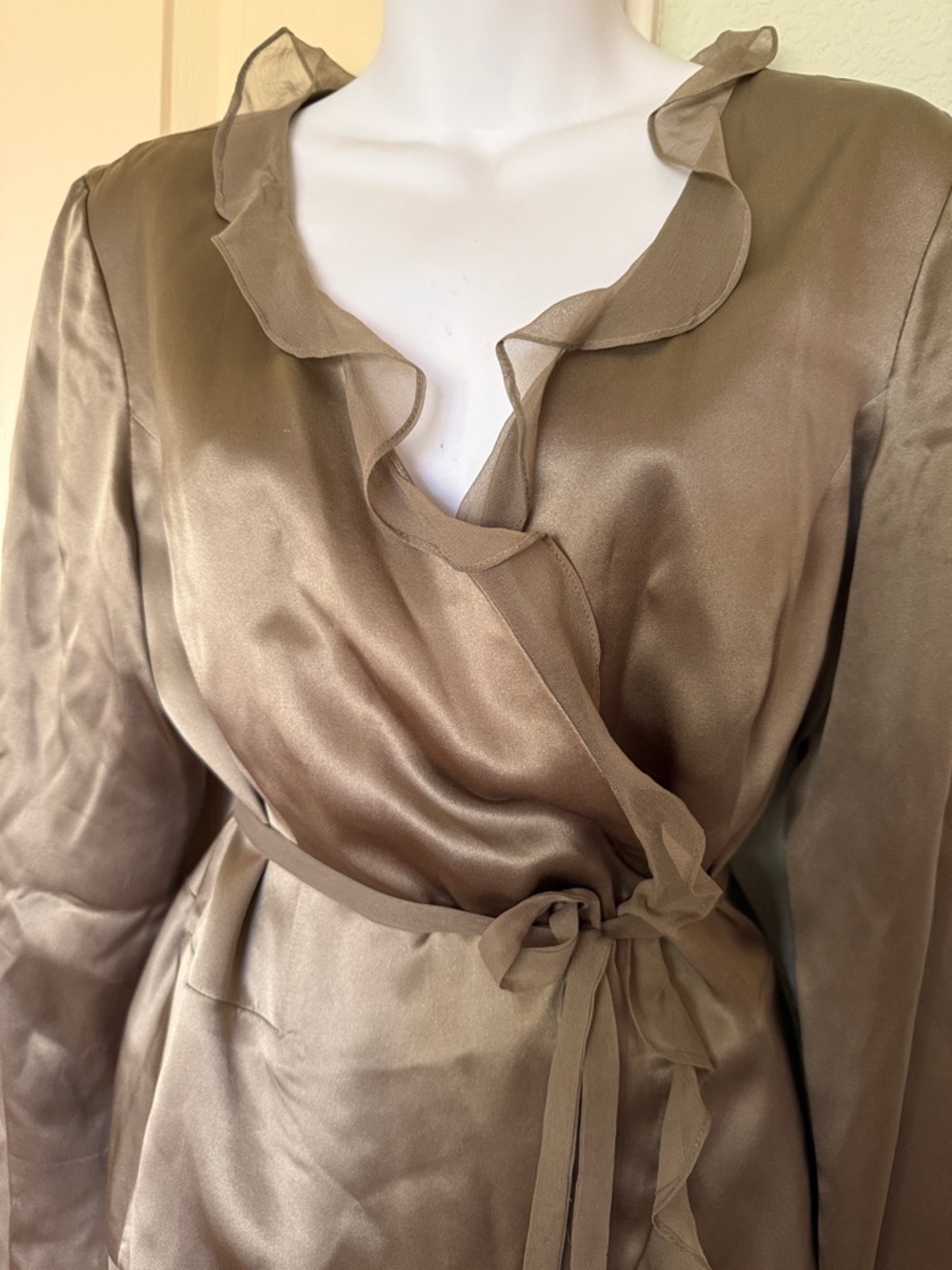 Elegant silk blouse with ruffeled trim. - Picture 2 of 9